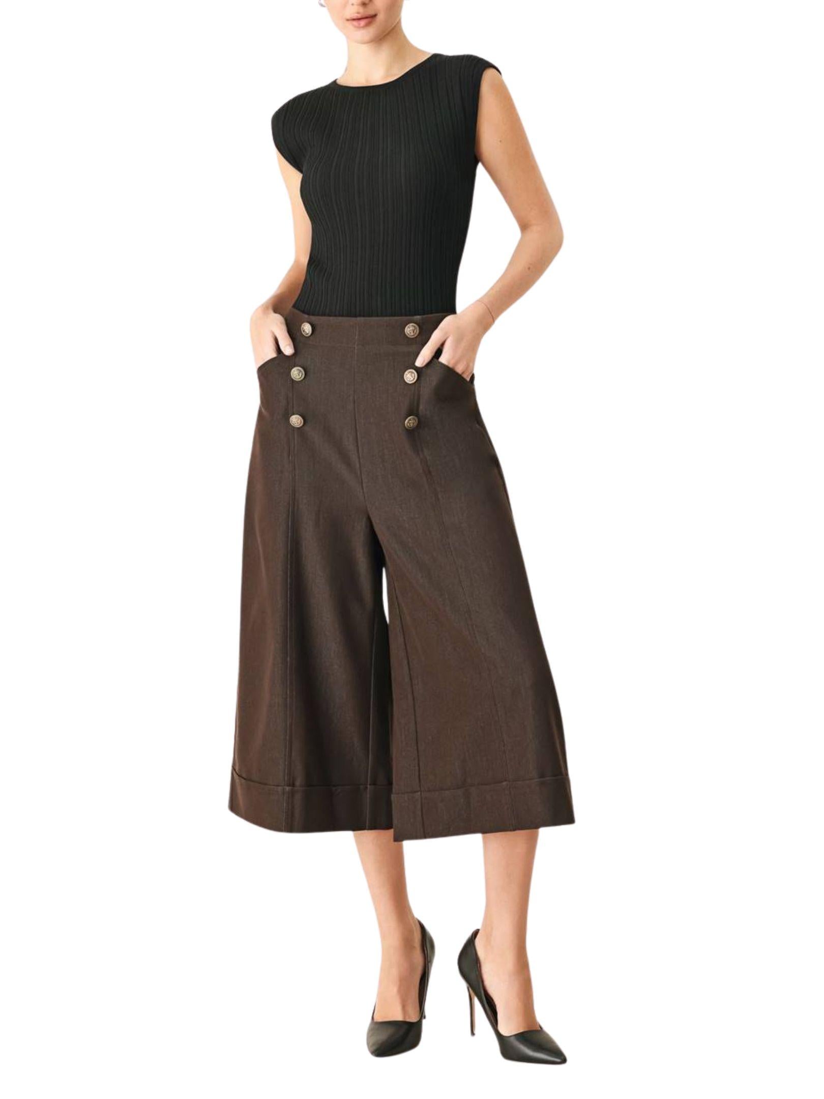 Modelo usando pantalón culotte marinero de tiro alto con botones decorativos y pierna amplia.