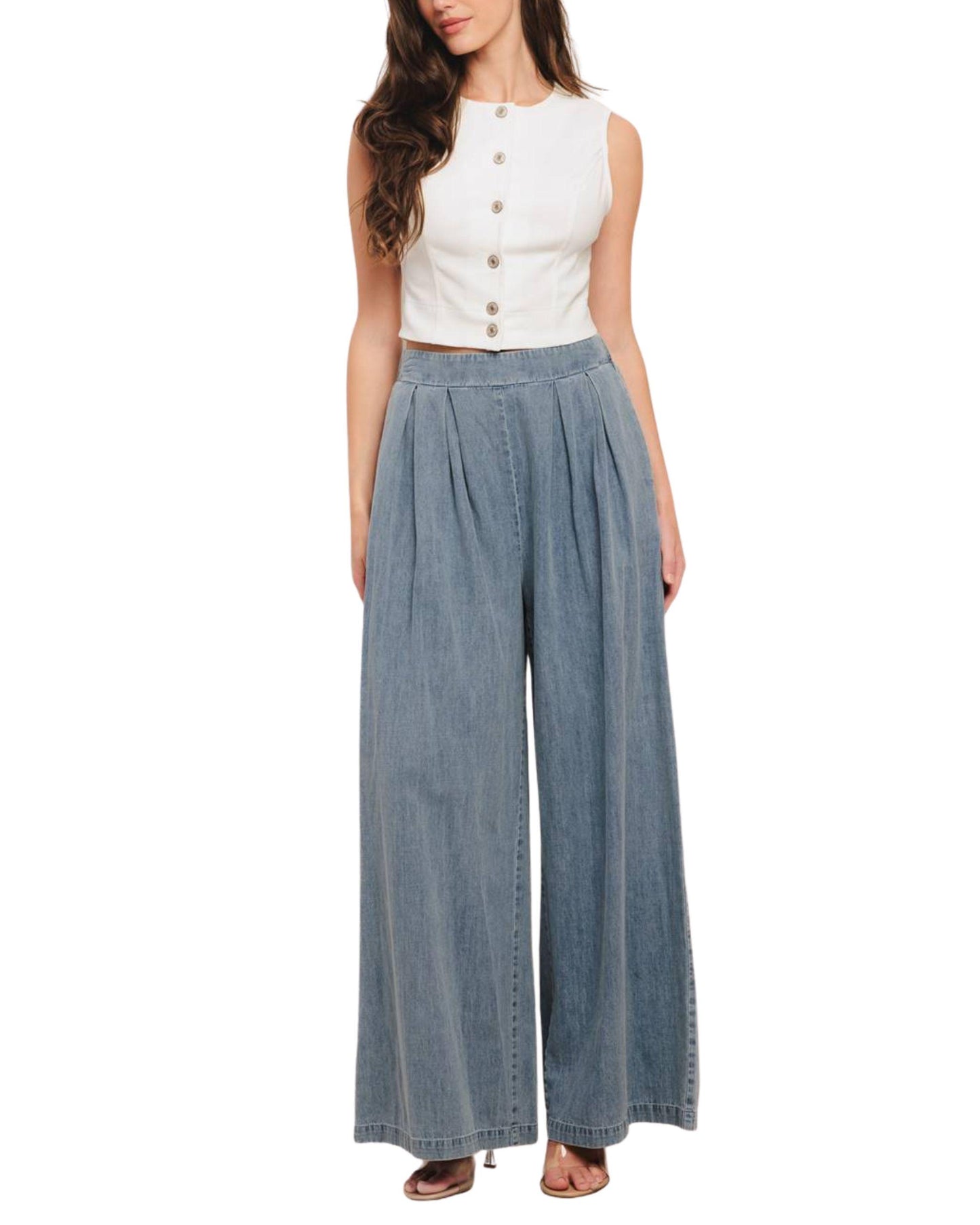 Pantalón palazzo denim ligero combinado con top blanco