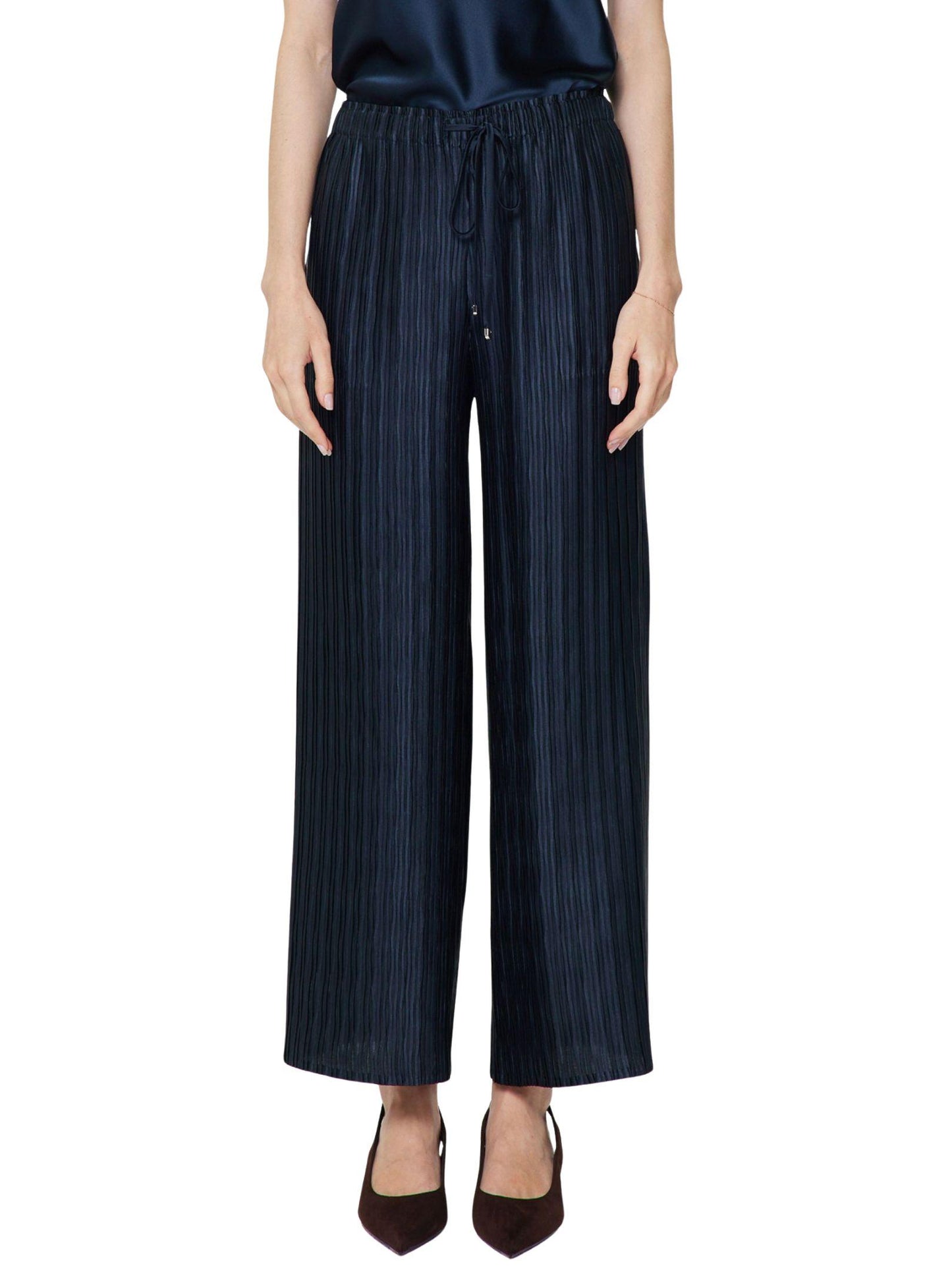 Vista frontal de pantalón satinado plisado azul marino con cintura elástica y cordón ajustable.