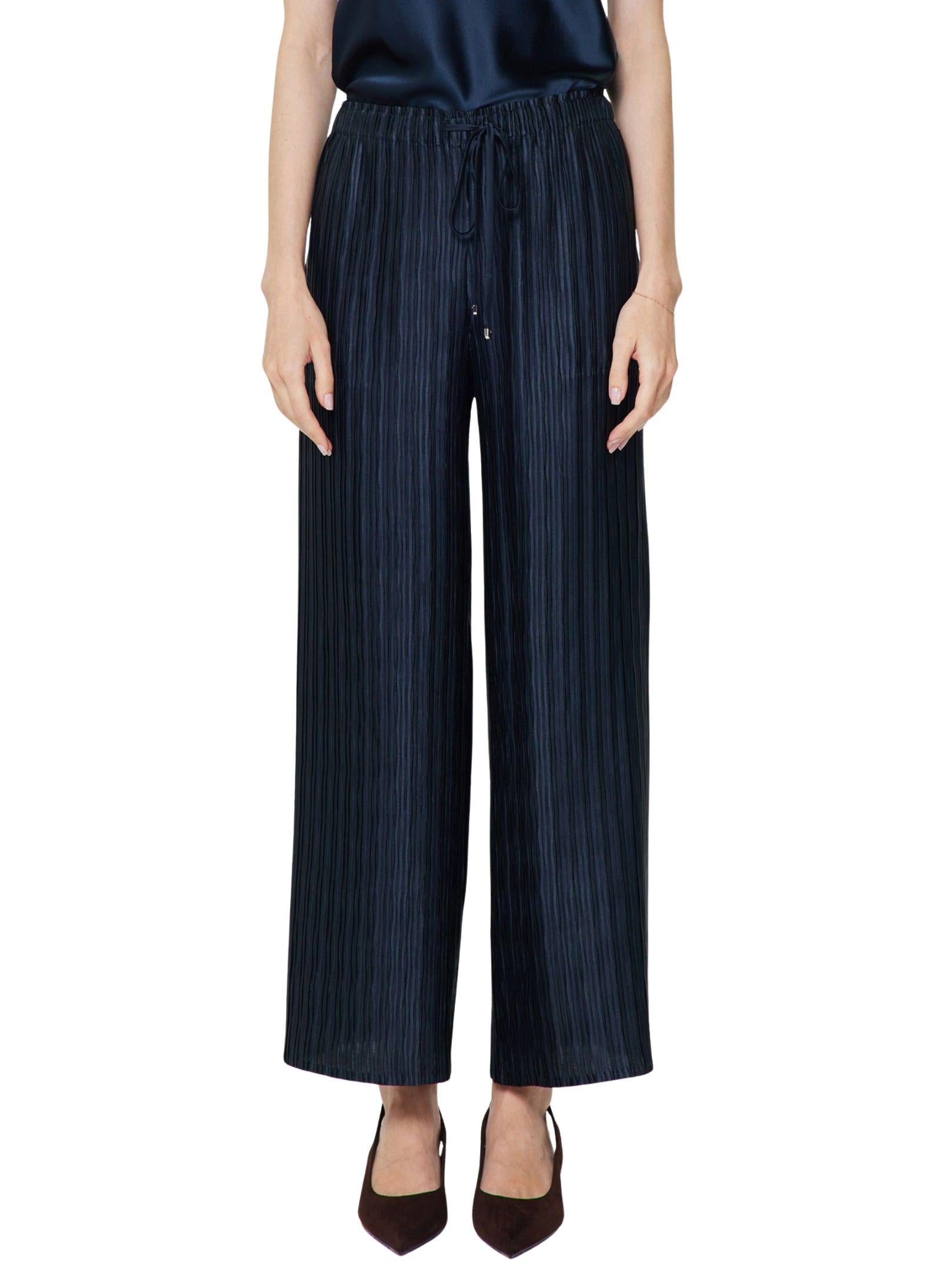 Vista frontal de pantalón satinado plisado azul marino con cintura elástica y cordón ajustable.