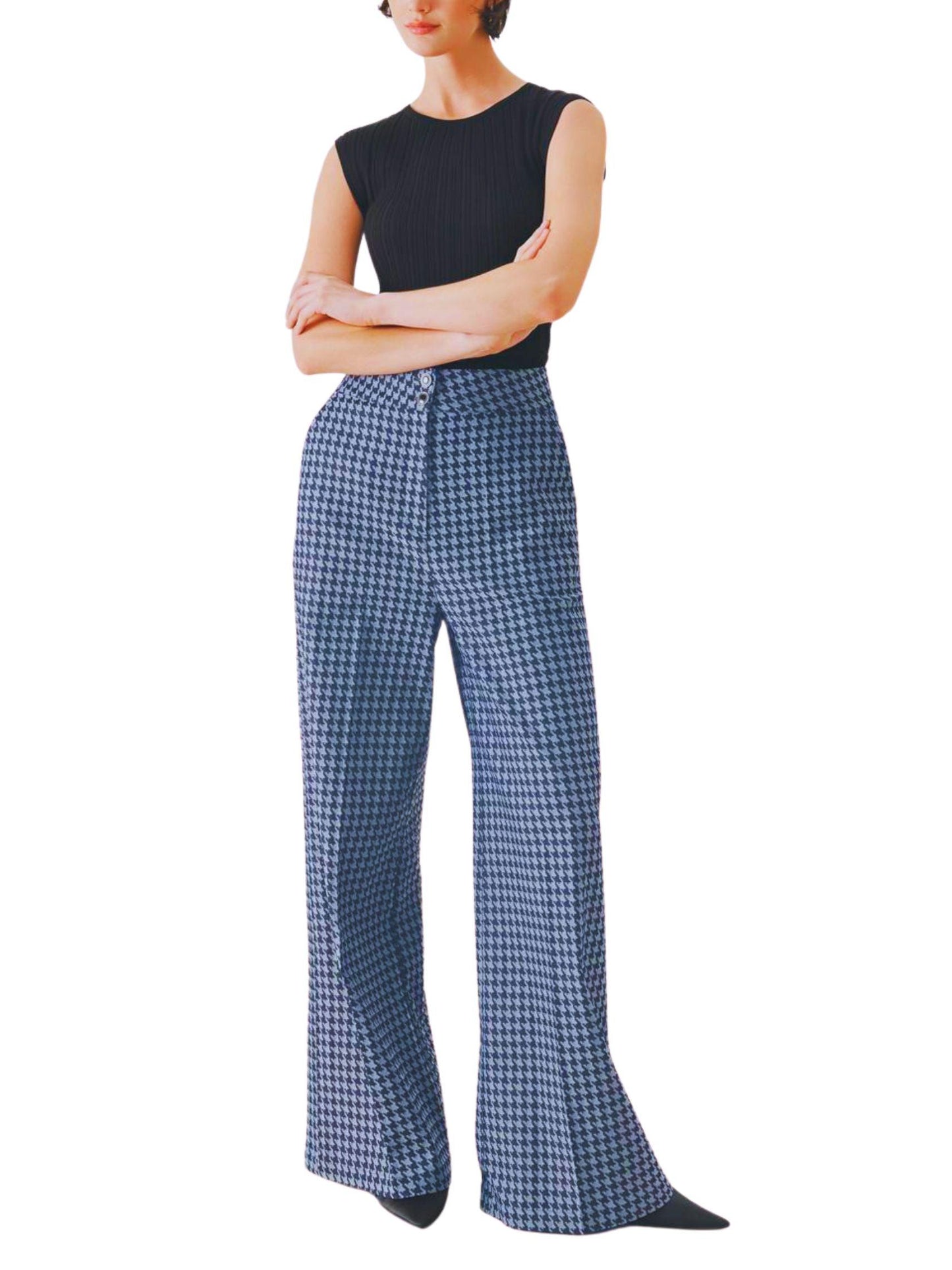 Pantalón recto denim pata de gallo combinado con top negro