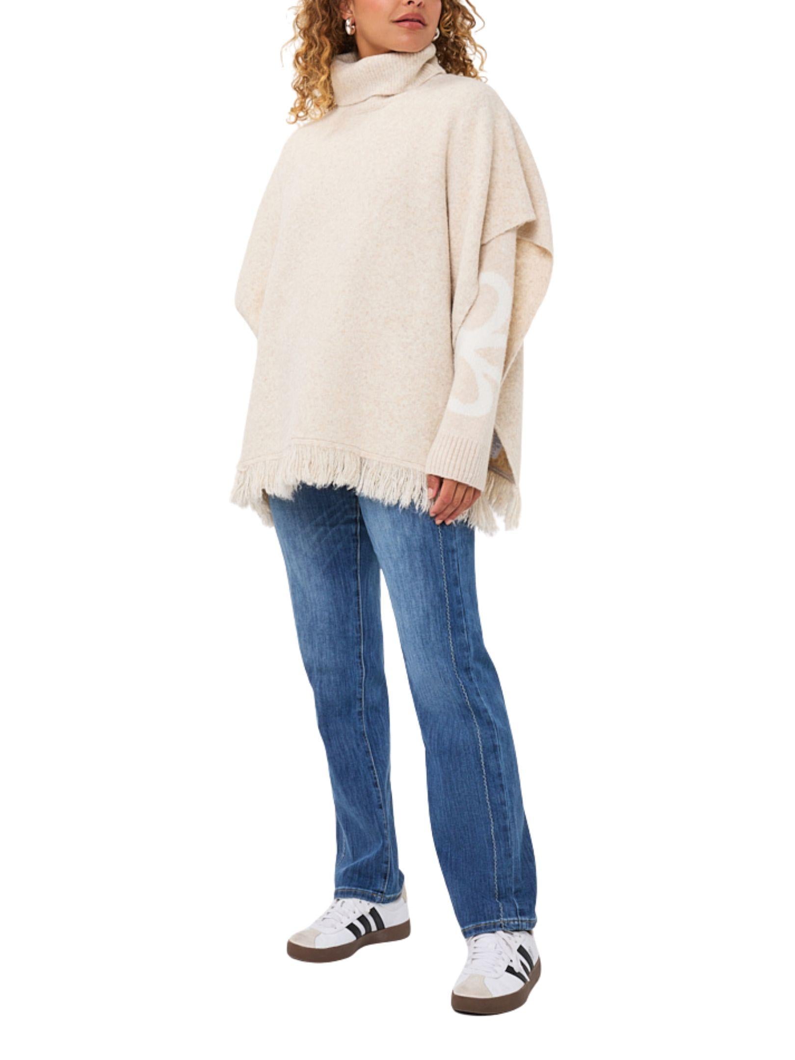 Look completo con poncho en punto de cuello alto EsQualo color crema combinado con jeans
