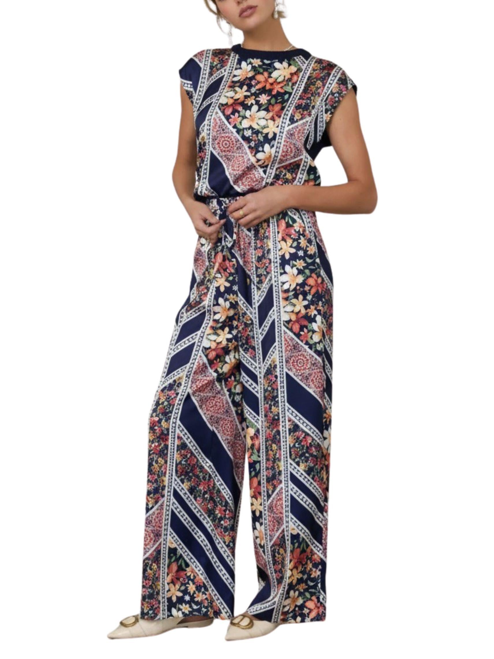 Set de blusa y pantalón en satín floral con estampado tipo pañuelo y pantalón de pierna amplia.