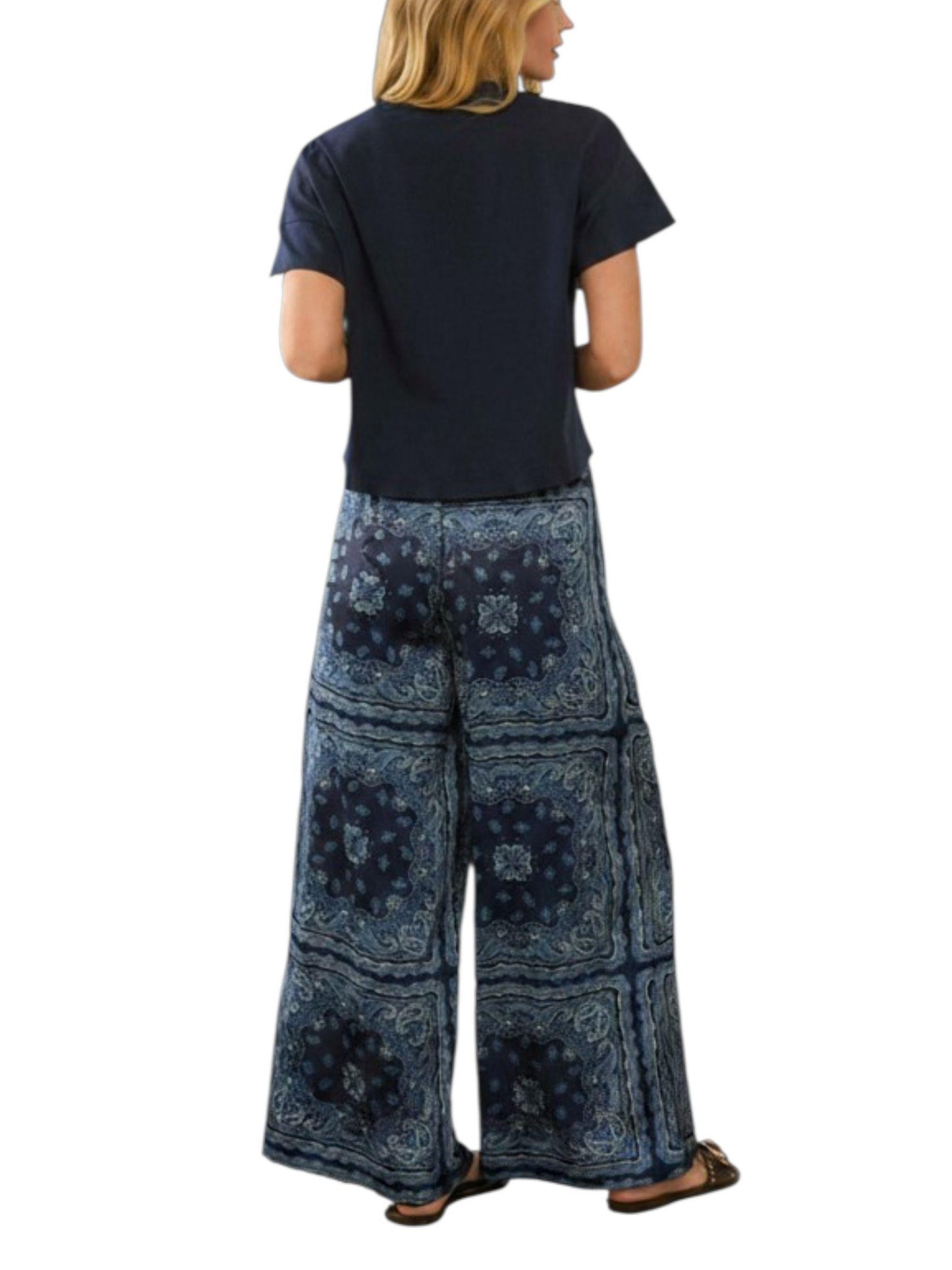 Vista posterior de set satin estampado para mujer con pantalon amplio y cintura elastica
