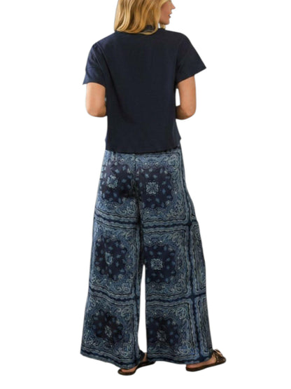 Vista posterior de set satin estampado para mujer con pantalon amplio y cintura elastica