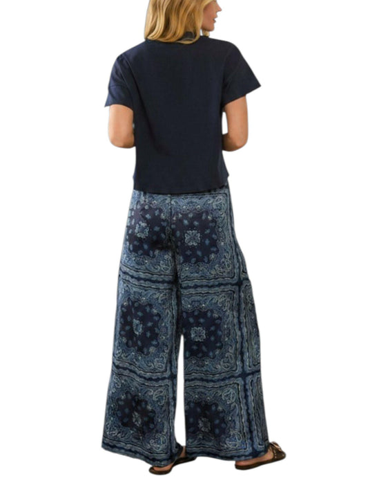 Vista posterior de set satin estampado para mujer con pantalon amplio y cintura elastica