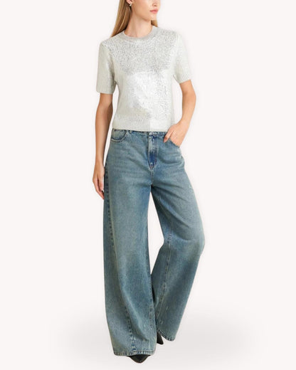 Suéter de punto metalizado plateado combinado con jeans de pierna ancha