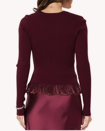 Suéter peplum metalizado vino vista posterior con silueta entallada y bajo plisado
