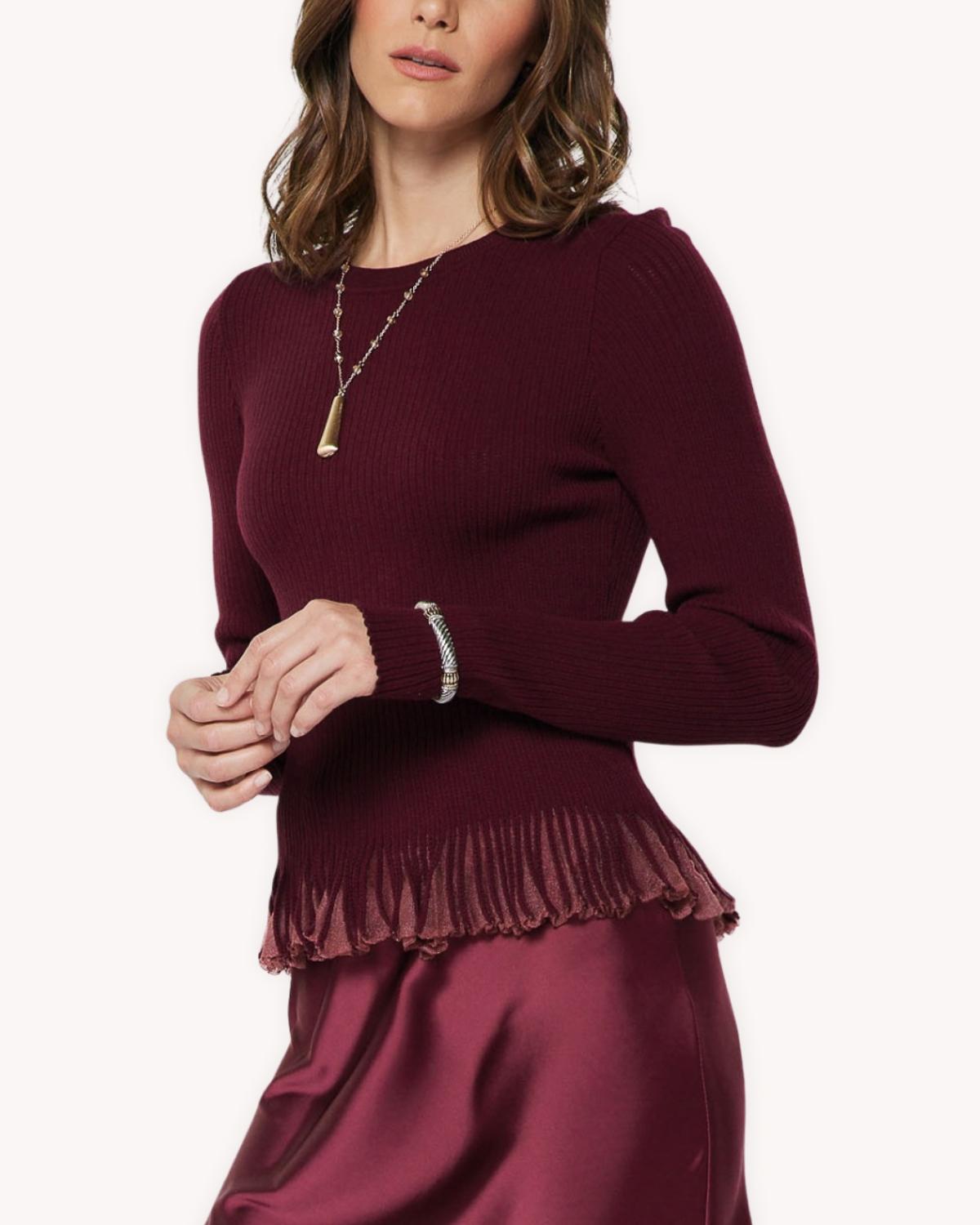 Suéter peplum metalizado vino vista frontal con escote redondo y detalle peplum plisado