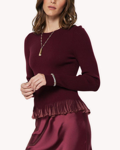 Suéter peplum metalizado vino vista frontal con escote redondo y detalle peplum plisado