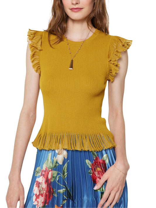 Detalle de sueter tejido mostaza con olanes