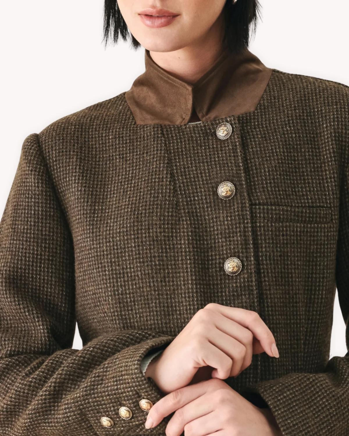 Detalle del traje blazer y pantalón de cuadros con cuello contrastante efecto ante y botones dorados