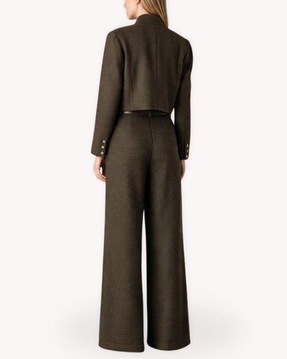 Vista posterior del blazer corto del traje blazer y pantalón de cuadros, en tejido café de microcuadros