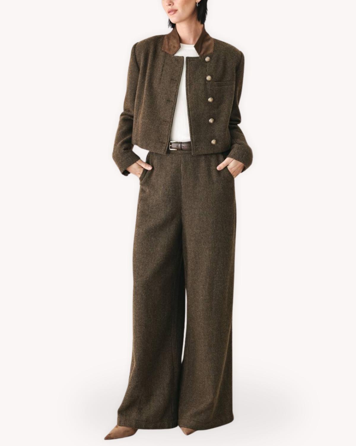 Traje blazer y pantalón de cuadros café con chaqueta corta, botones dorados y pantalón de pierna ancha