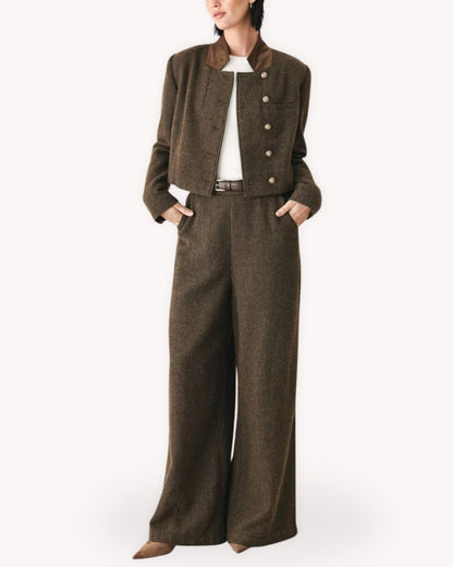 Traje blazer y pantalón de cuadros café con chaqueta corta, botones dorados y pantalón de pierna ancha