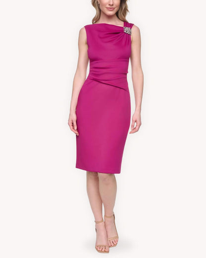 Vestido corto fucsia con pedrería, escote asimétrico, diseño sin mangas y largo a la rodilla