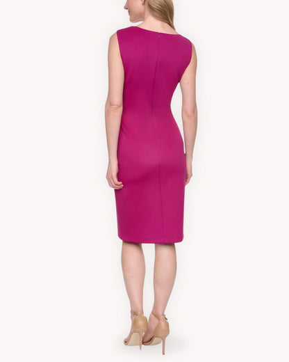 Vista posterior del vestido corto fucsia con pedrería, silueta entallada y cierre central en espalda