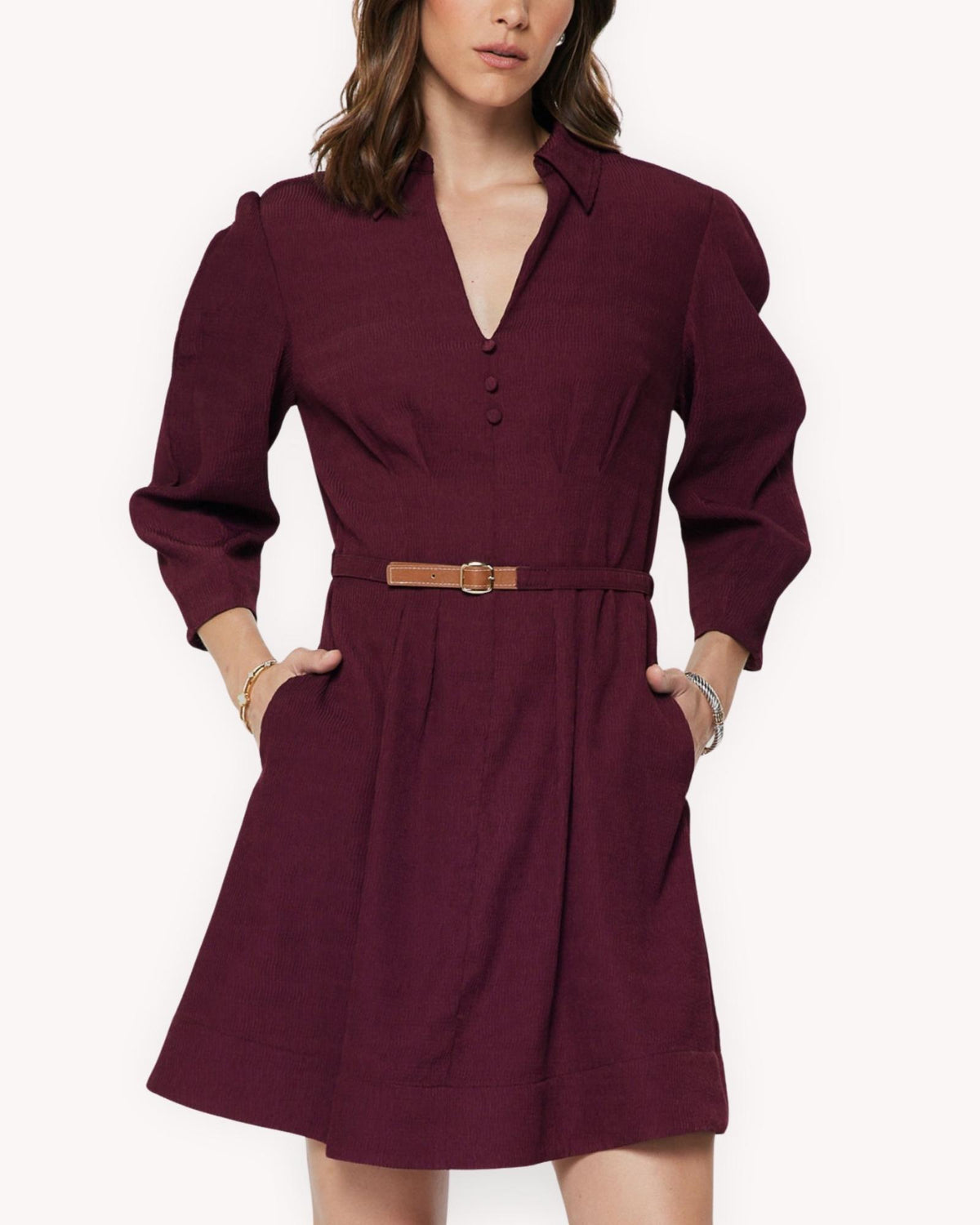 Vestido corto manga abullonada color vino con cinturón y falda evasé