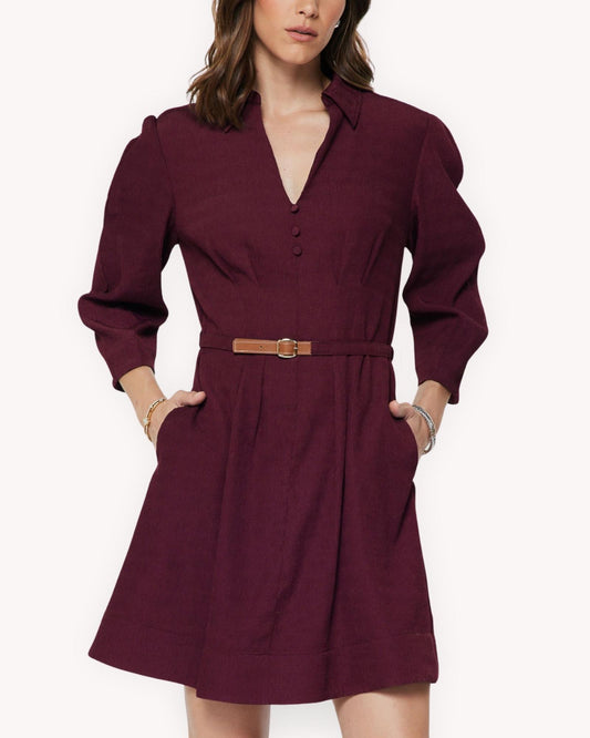 Vestido corto manga abullonada color vino con cinturón y falda evasé