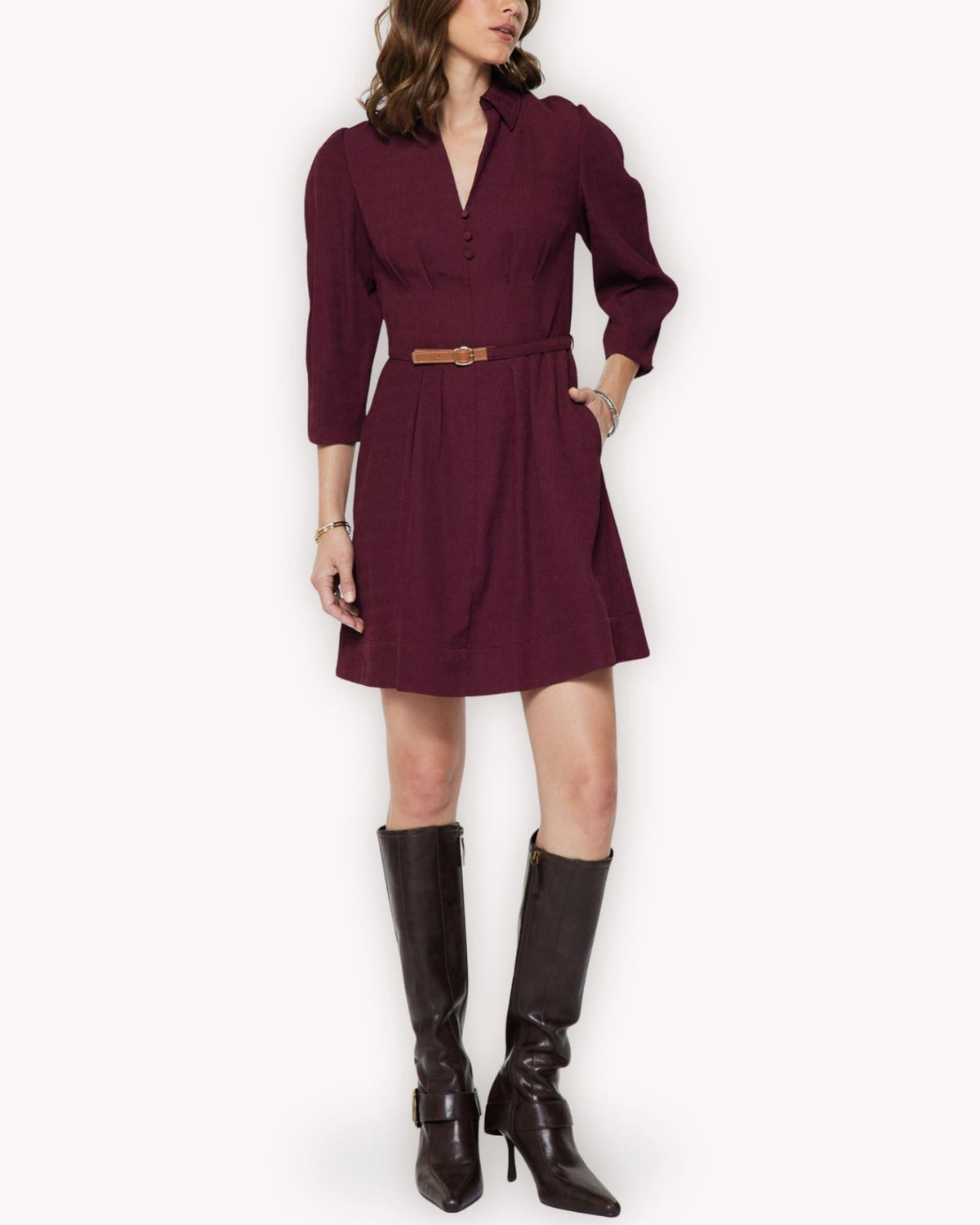 Vestido corto manga abullonada color vino con cinturón y falda evasé