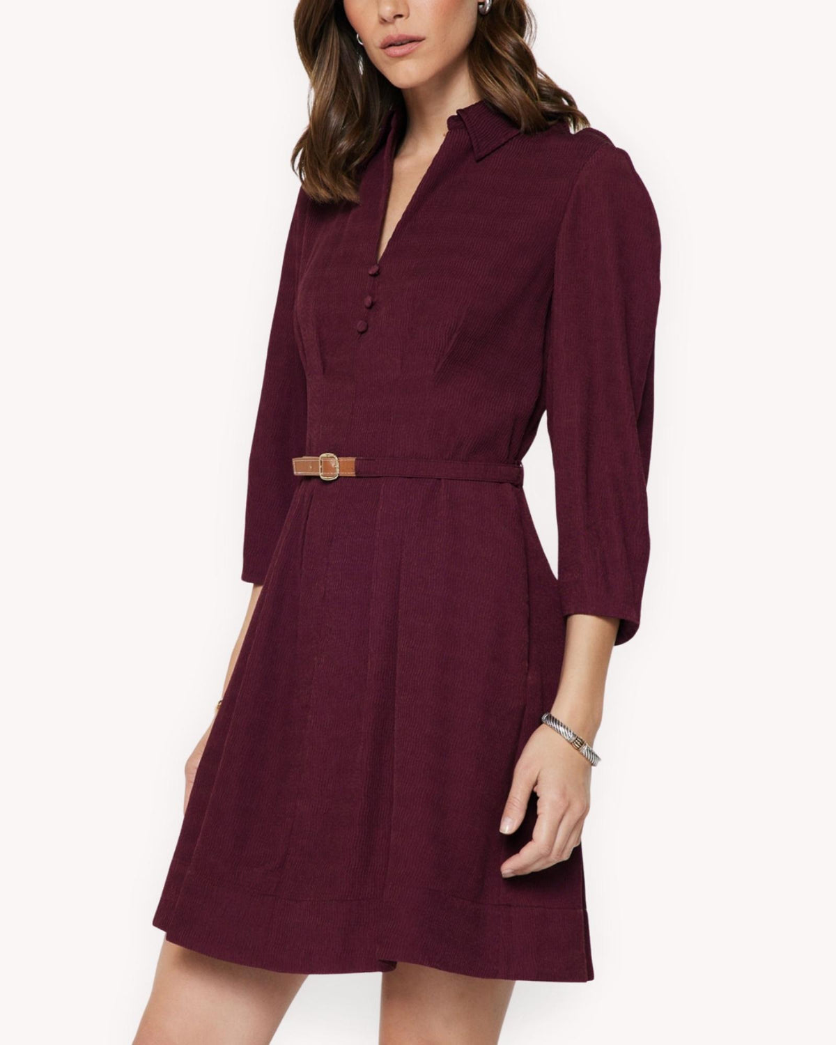 Vestido corto vino con manga abullonada y cinturón a contraste