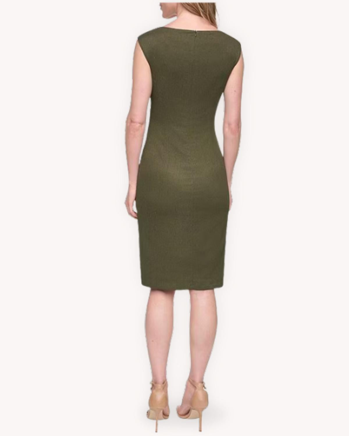 Espalda del vestido corto verde oliva drapeado con cierre posterior y corte recto