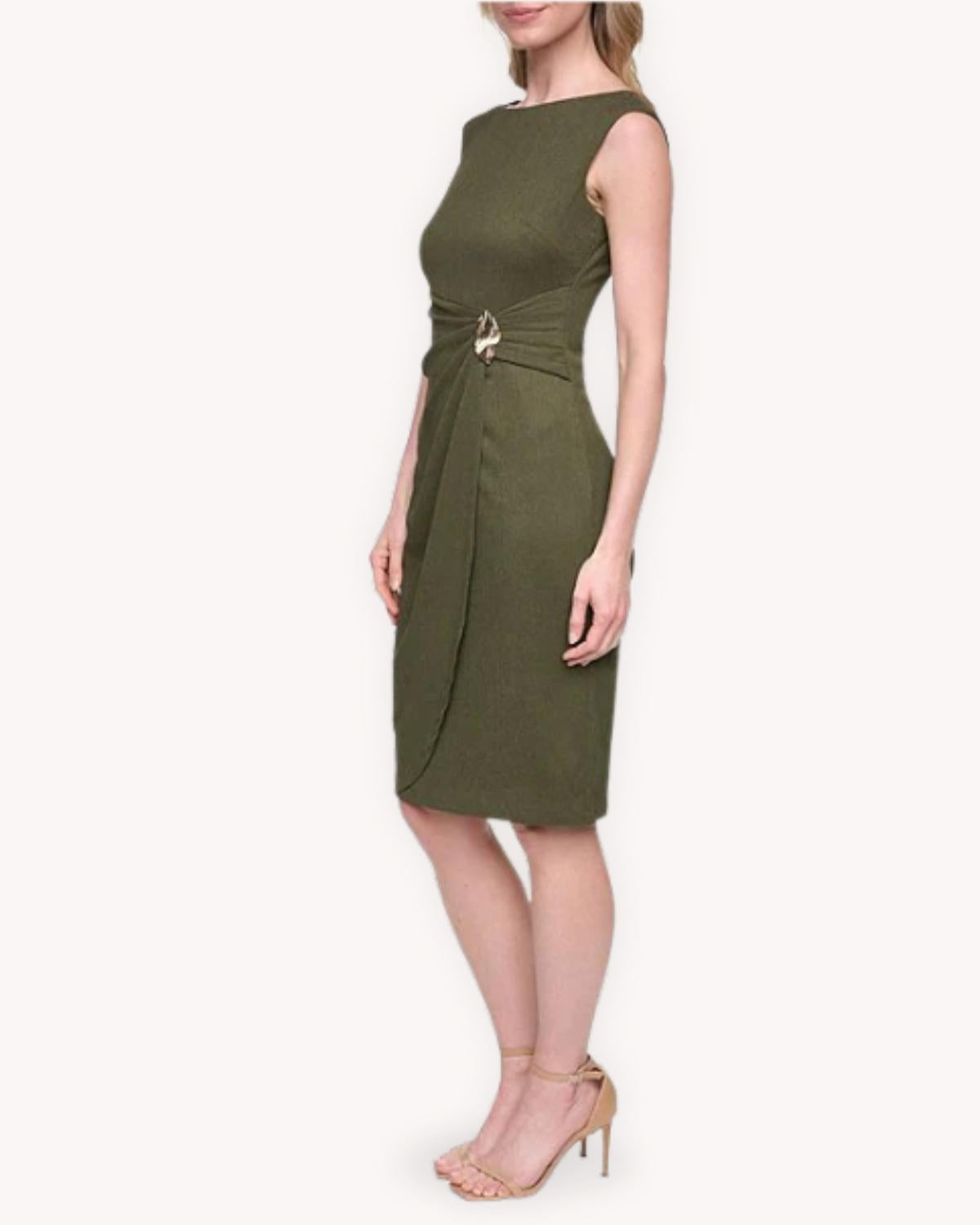 Vista lateral del vestido corto verde oliva drapeado con silueta entallada y largo a la rodilla