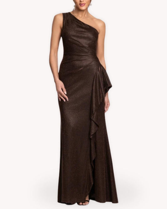 Vestido largo asimétrico chocolate con acabado metalizado, falda ceñida y volantes laterales