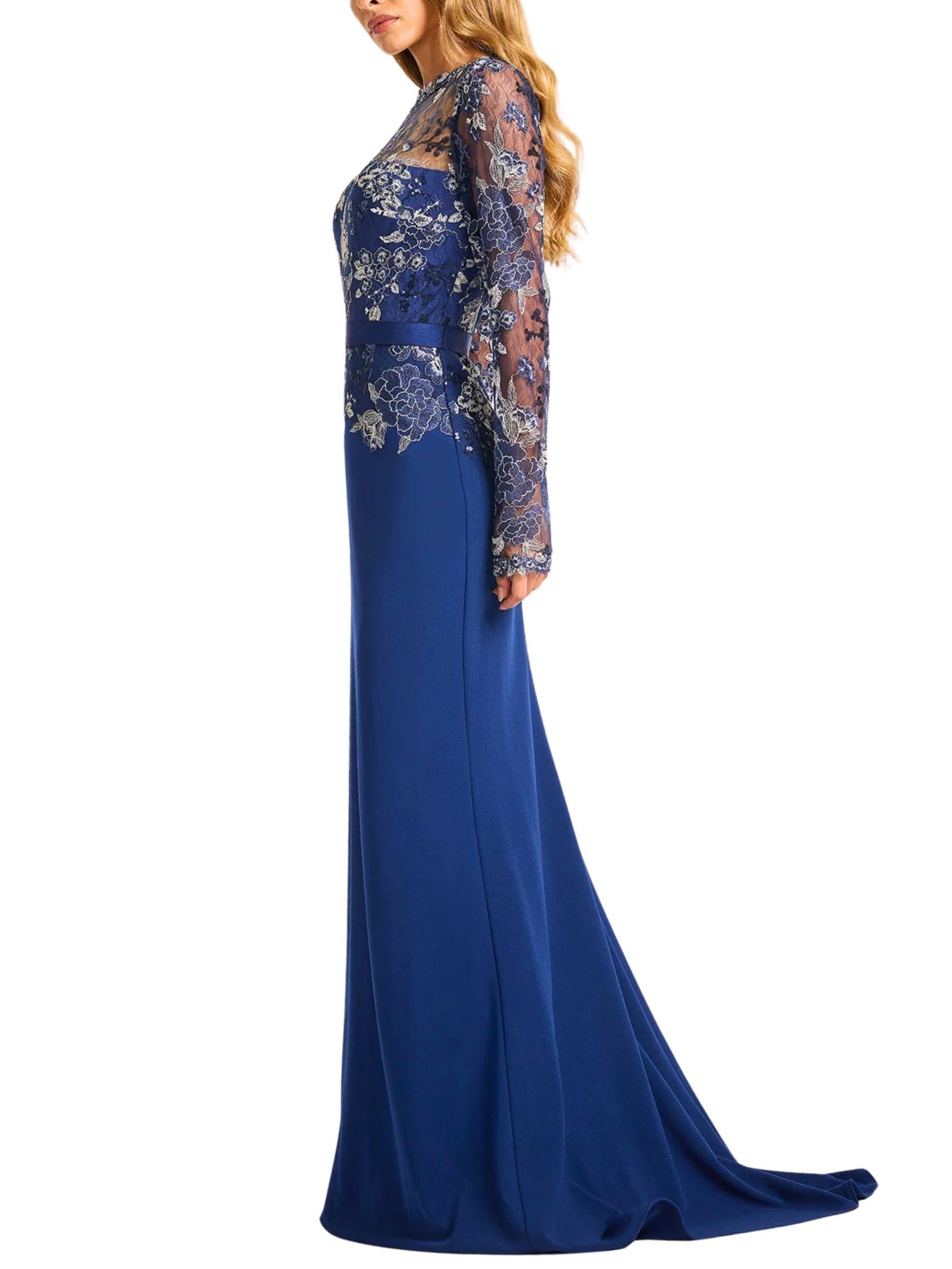 Vista lateral de Vestido Largo Encaje Bordado Manga Larga con detalle floral
