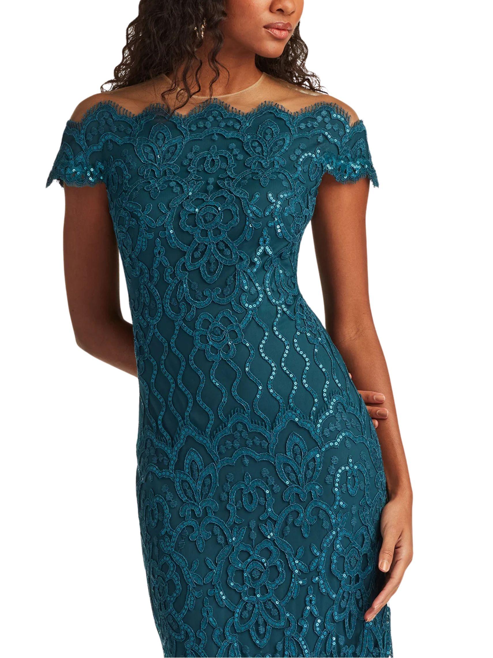 Vestido largo de encaje bordado con lentejuelas y escote ilusión de Tadashi Shoji.