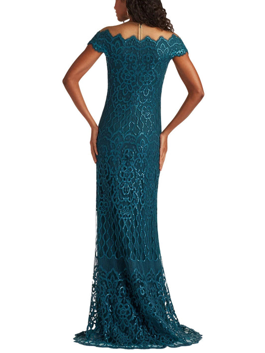 Espalda de vestido largo de encaje con lentejuelas y escote ilusión elegante.