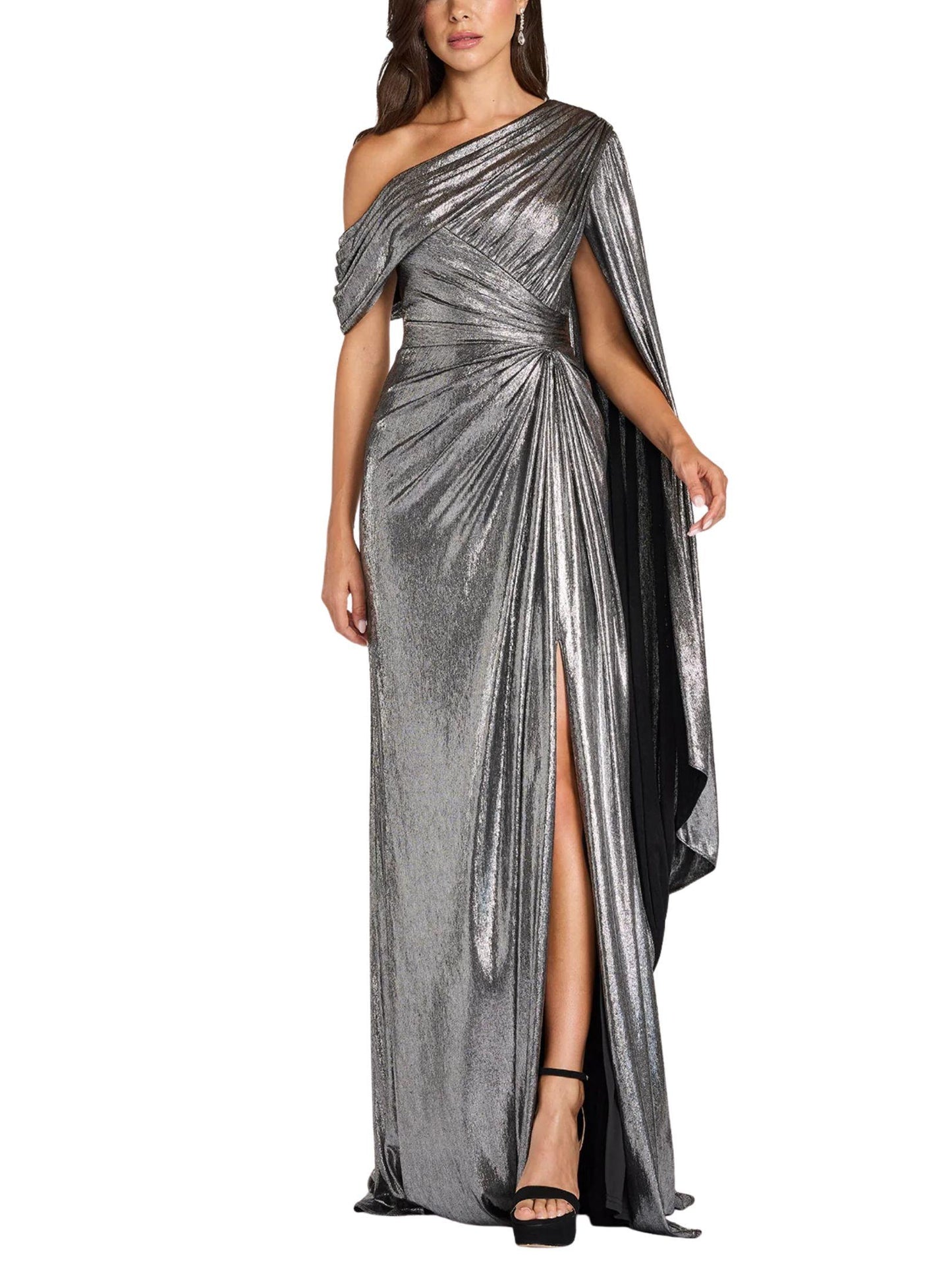 Vestido largo gris metálico de un hombro con manga tipo capa y drapeado de Tadashi Shoji.