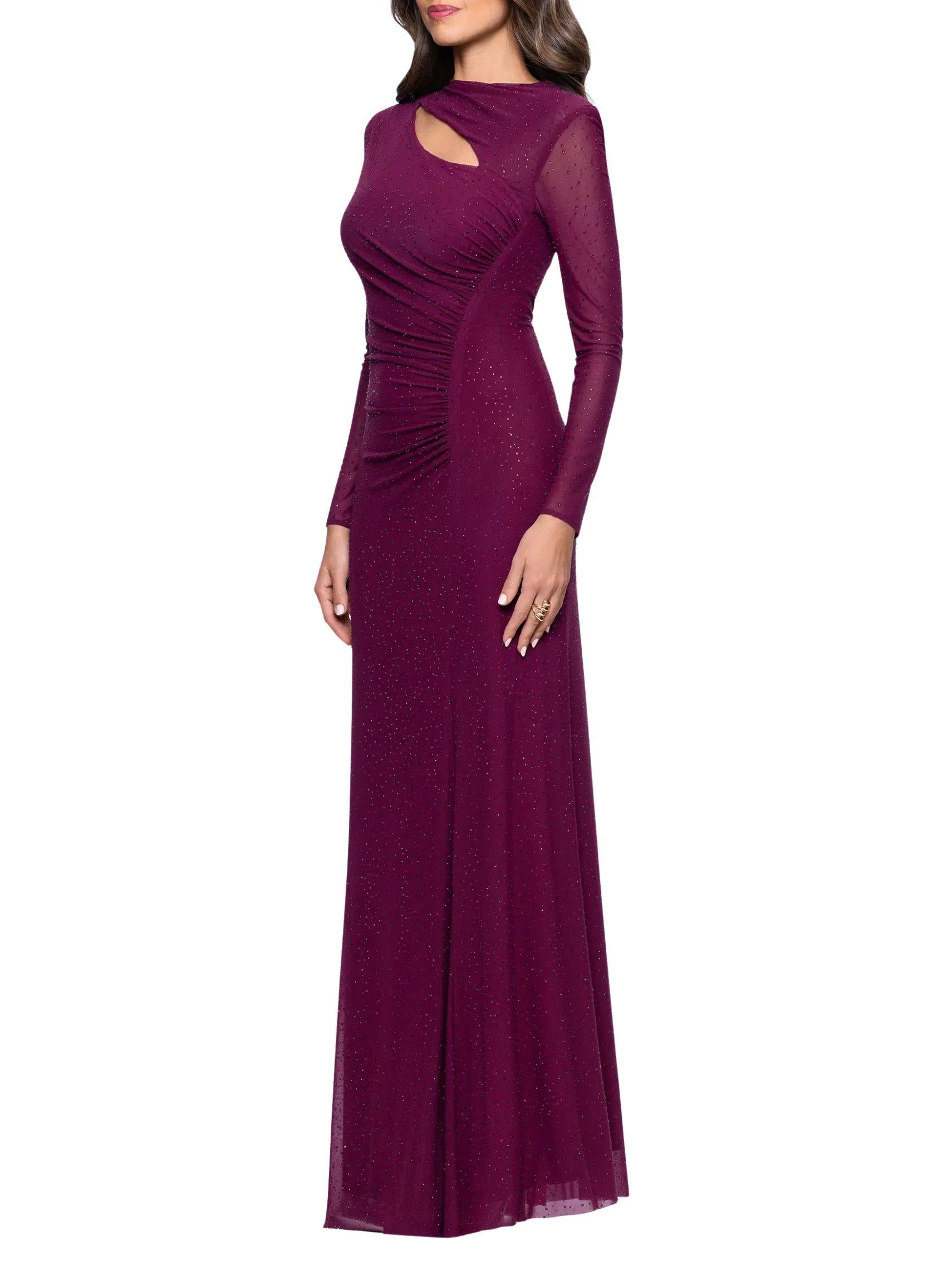 Vestido largo mesh cristales en tono berry con silueta estilizada