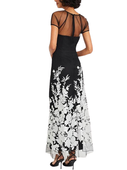 Vista posterior de vestido largo negro con espalda de tul transparente y bordado floral.