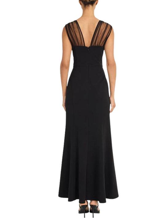 Vista posterior de vestido largo negro con espalda de transparencias en tul.