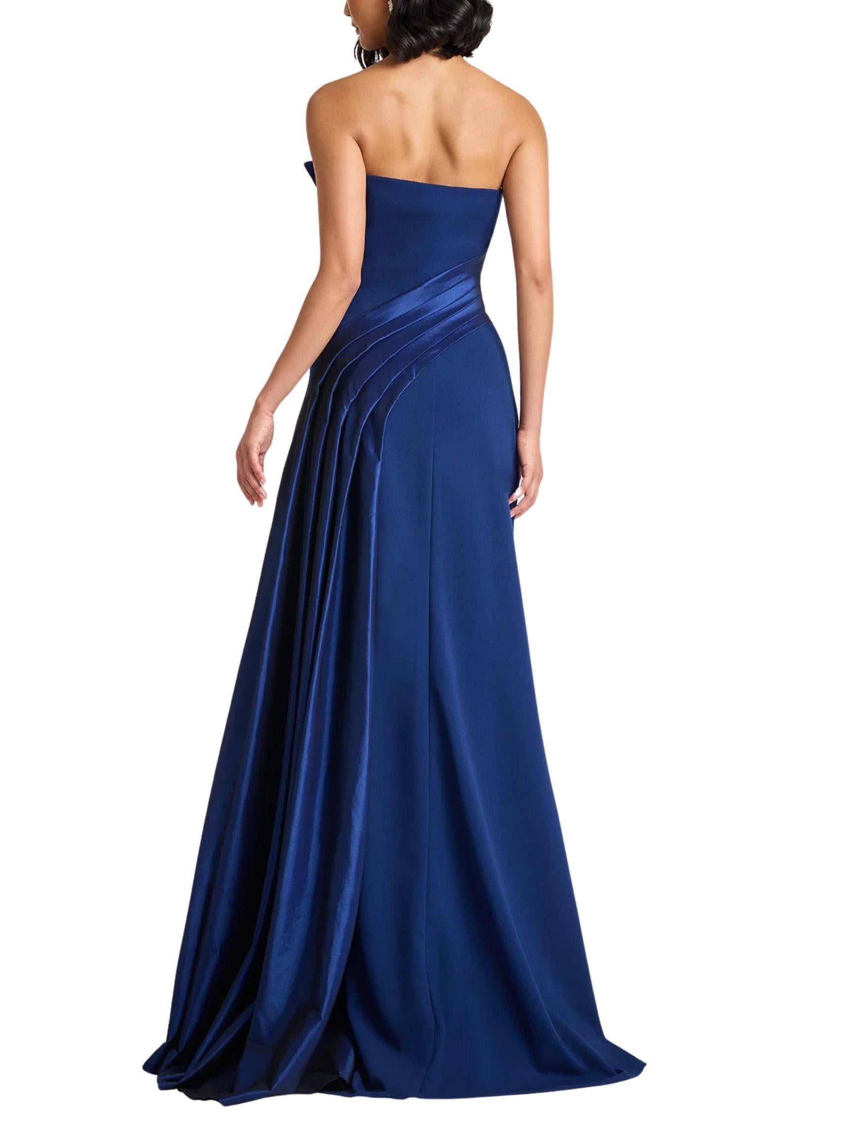 Espalda de Vestido Largo Strapless Plisado con cauda asimétrica de tafeta