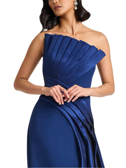 Detalle de pliegues arquitectónicos en Vestido Largo Strapless Plisado