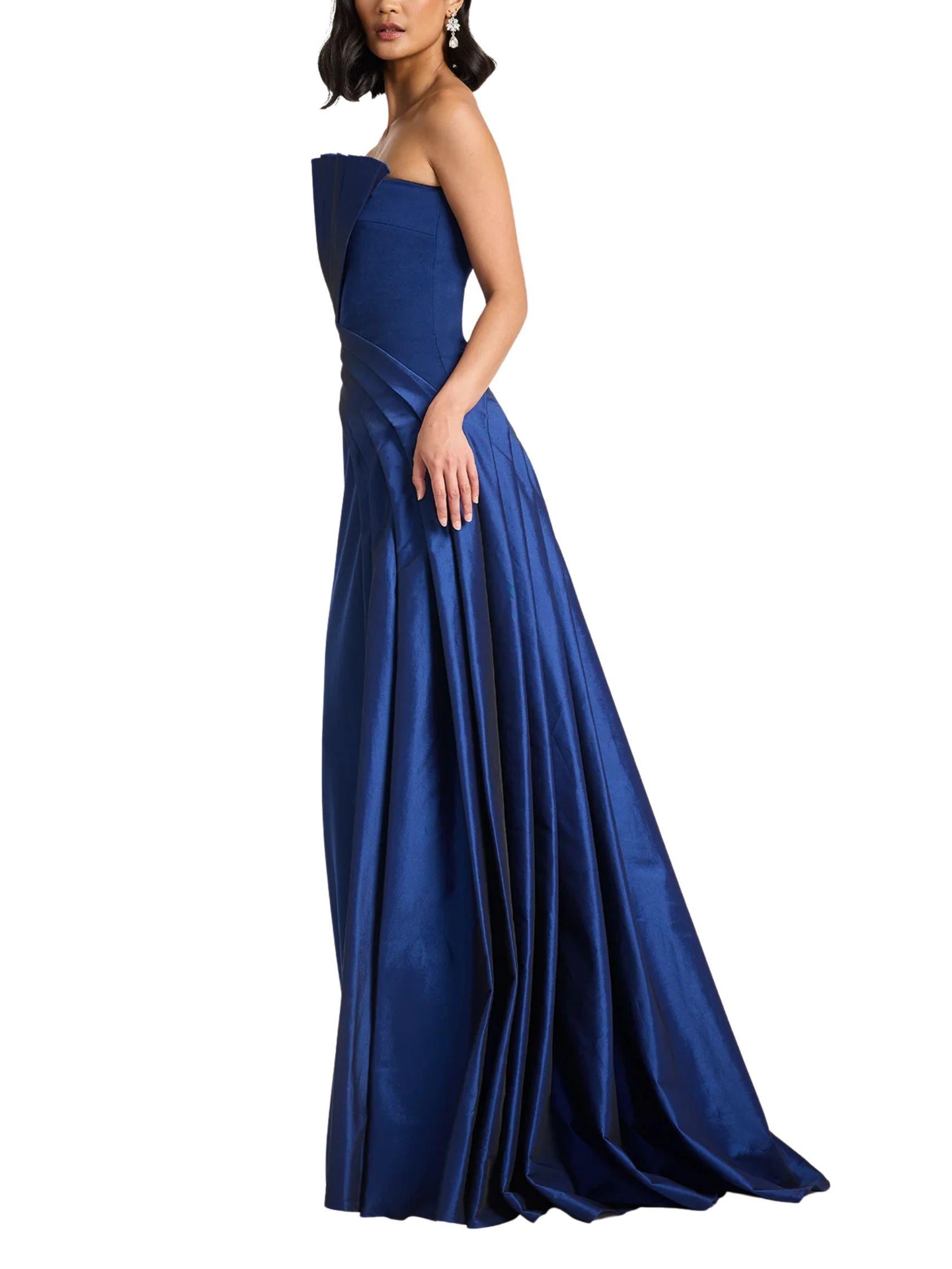 Vista lateral de Vestido Largo Strapless Plisado con drapeado estructural