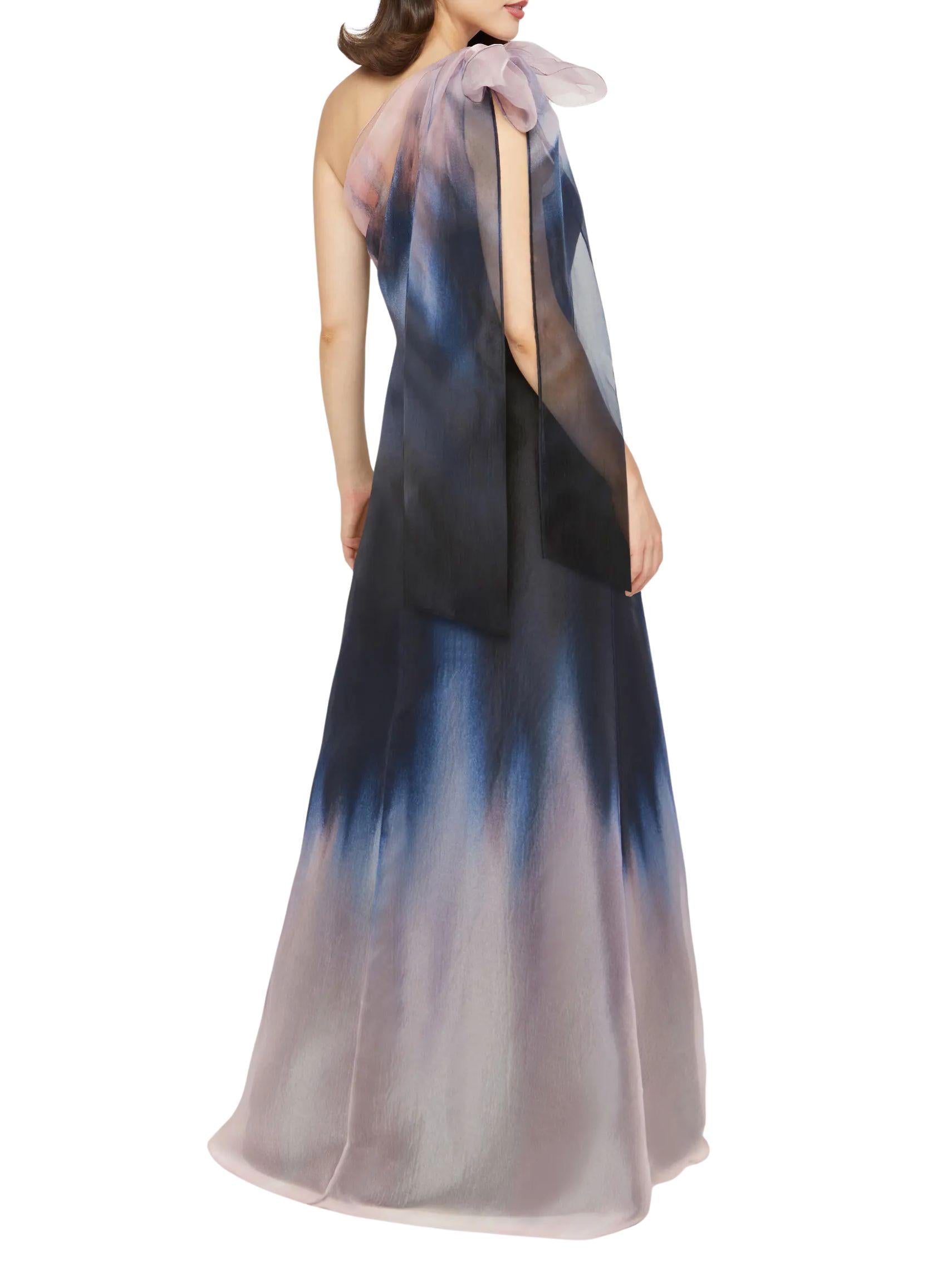 Detalle del lazo en organza degradada sobre el hombro de un vestido largo de fiesta.