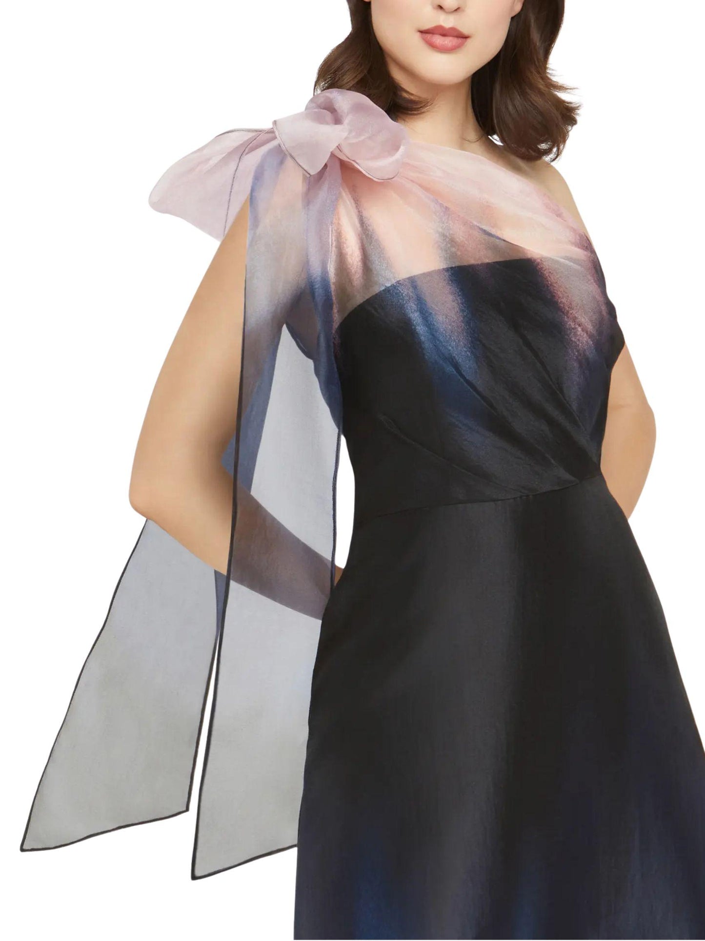 Vestido largo de un hombro con organza degradada y lazo escultural sobre el hombro, vista lateral.