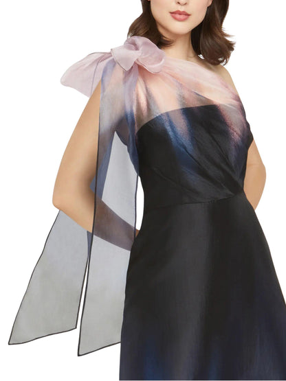 Vestido largo de un hombro con organza degradada y lazo escultural sobre el hombro, vista lateral.