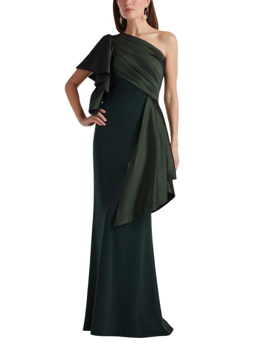 Vestido largo verde de un hombro con drapeado elegante para mamá de la novia.