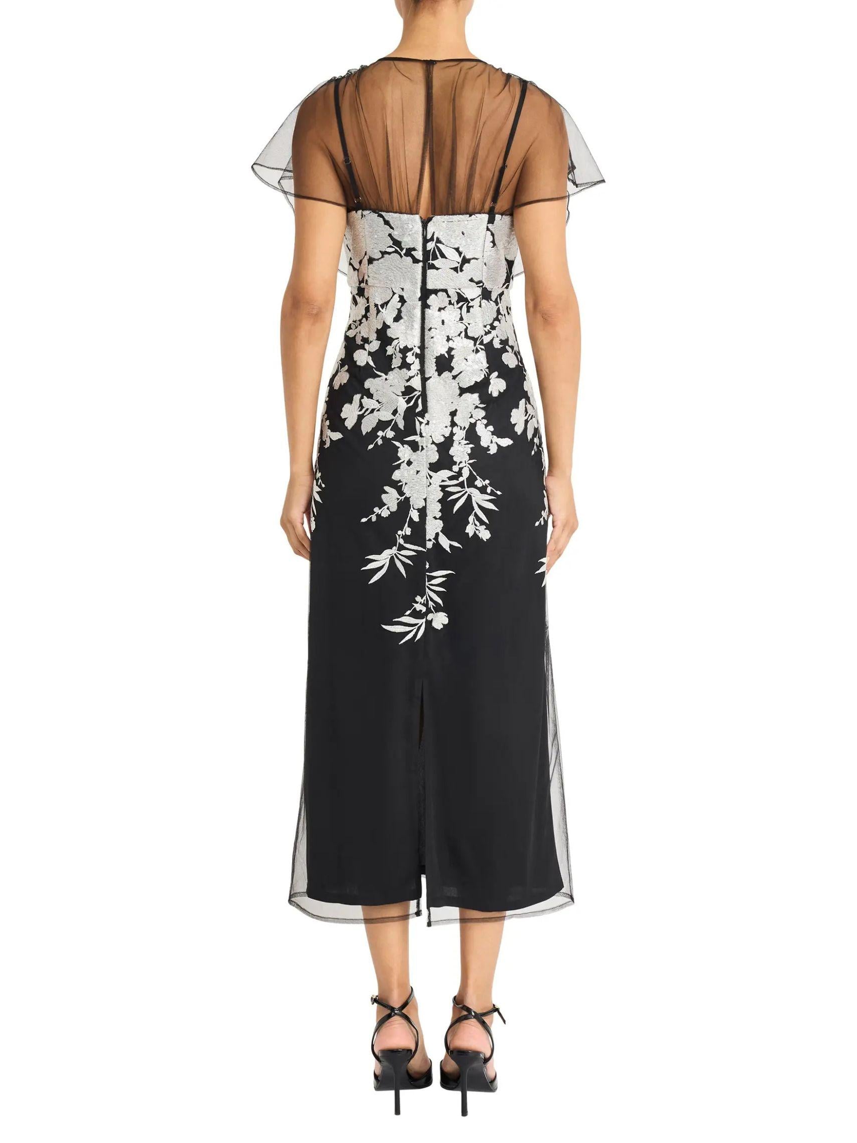 Vista posterior de vestido midi bordado floral con espalda en tul transparente