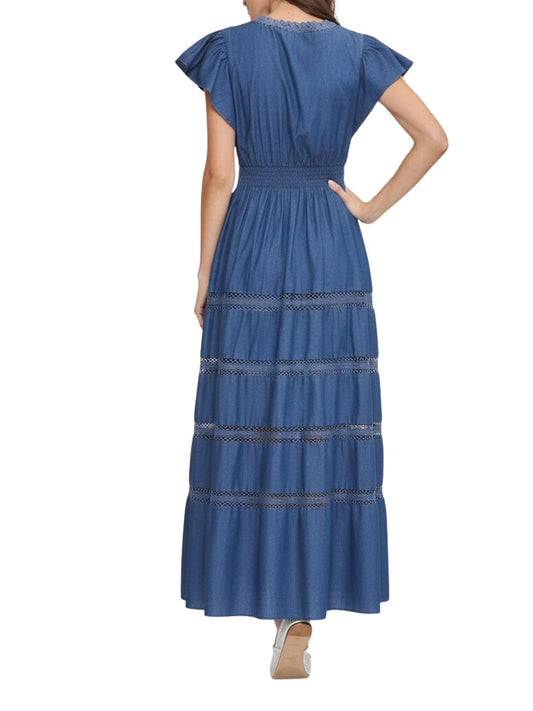 Vista posterior de vestido midi de mezclilla azul con manga corta y cintura definida con encaje.