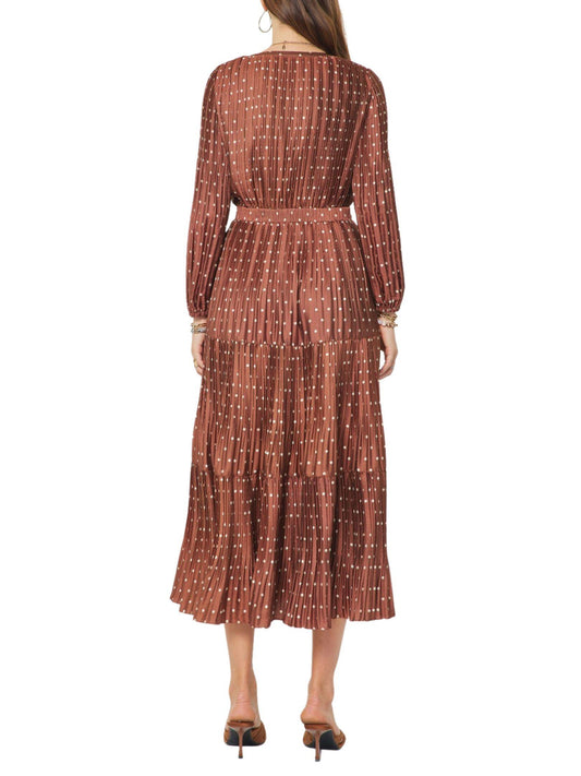 Vista posterior de vestido midi plisado de lunares para mujer.