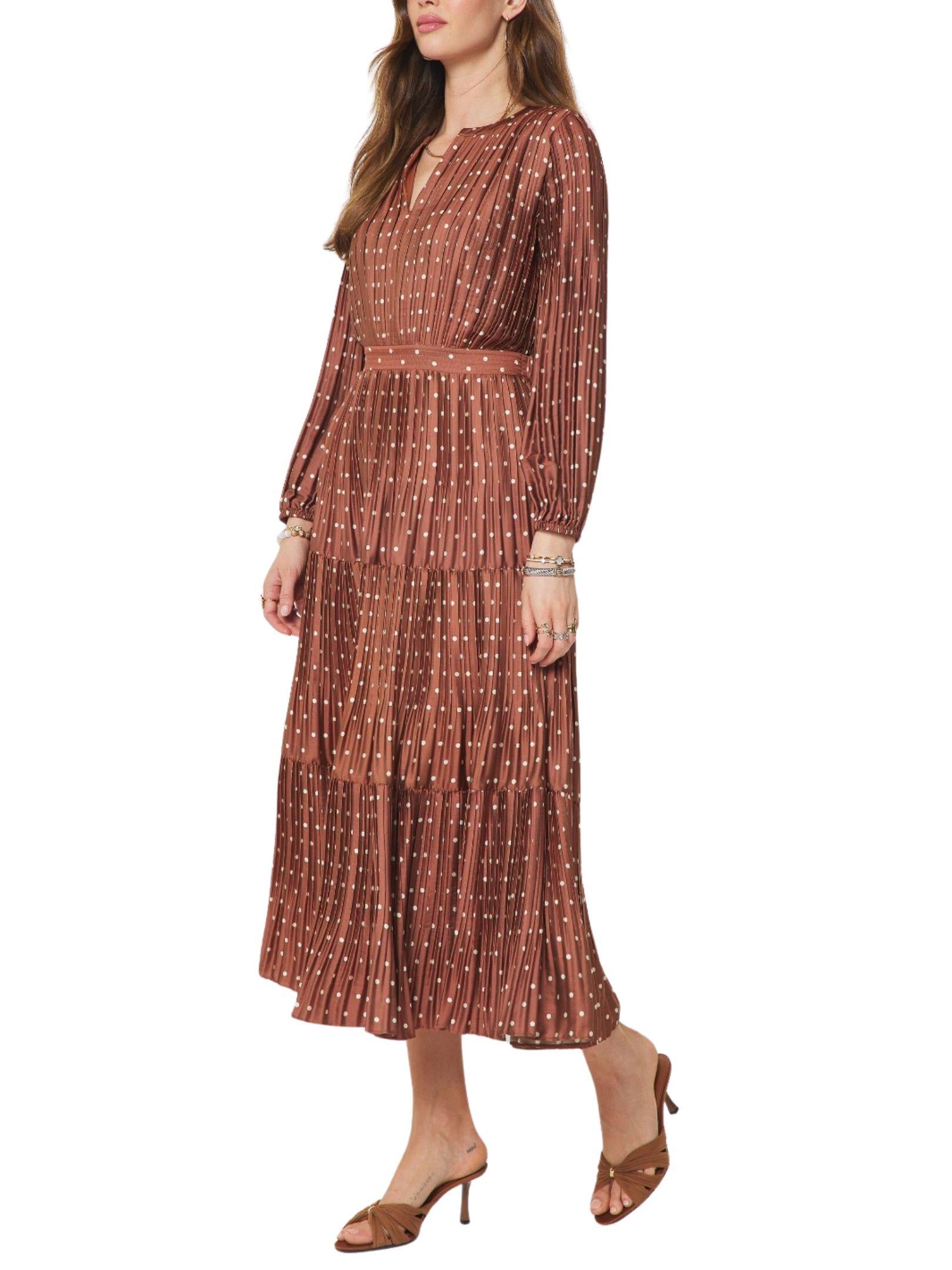 Vista lateral de vestido midi plisado de lunares para mujer.