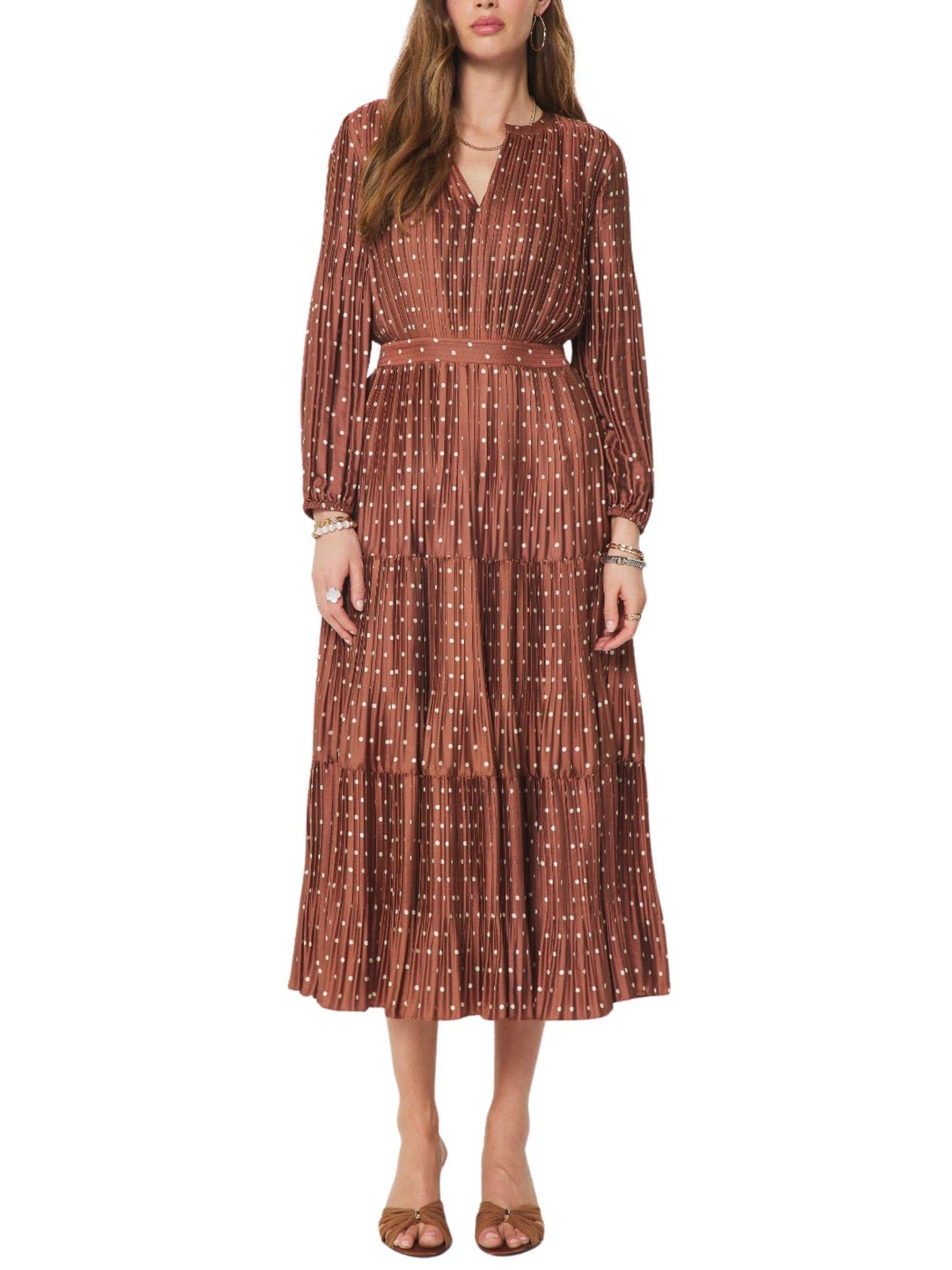 Vestido midi plisado de lunares para mujer visto de frente.