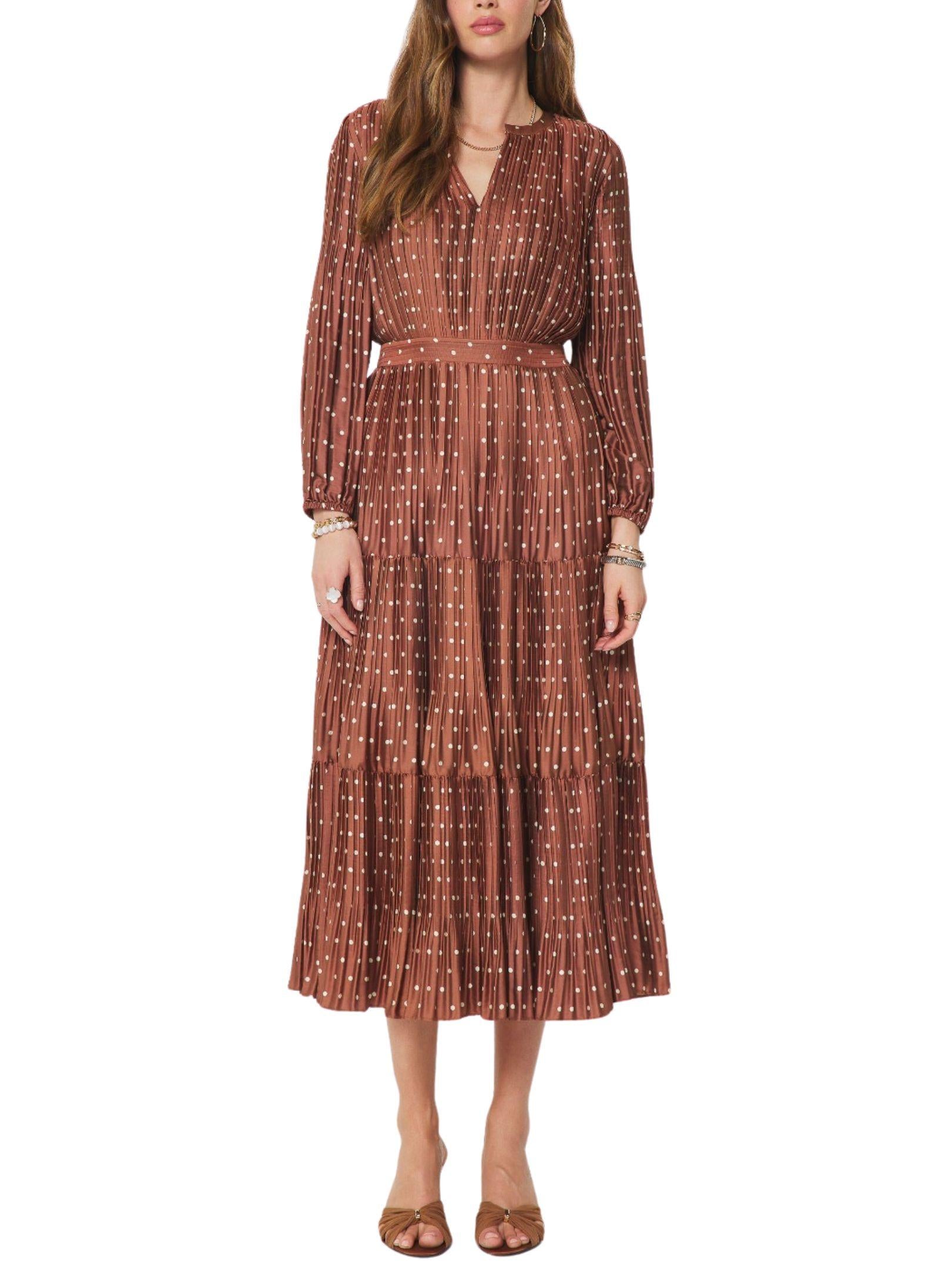Vestido midi plisado de lunares para mujer visto de frente.